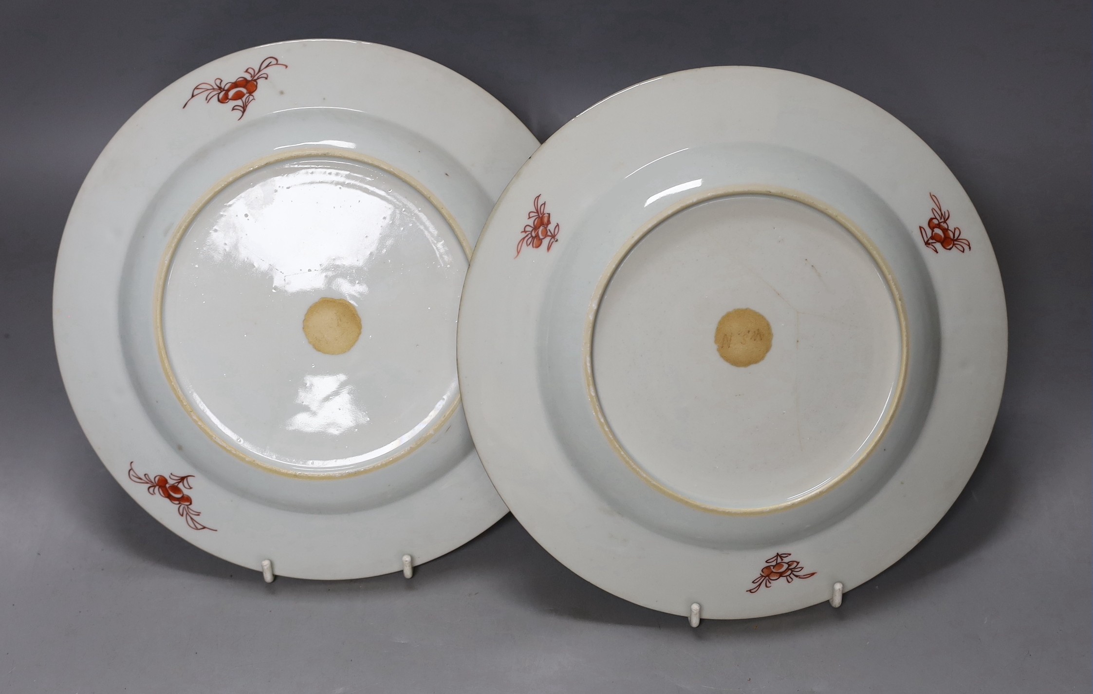 A pair of 18th century Chinese export plates, Yongzheng period, 22cm